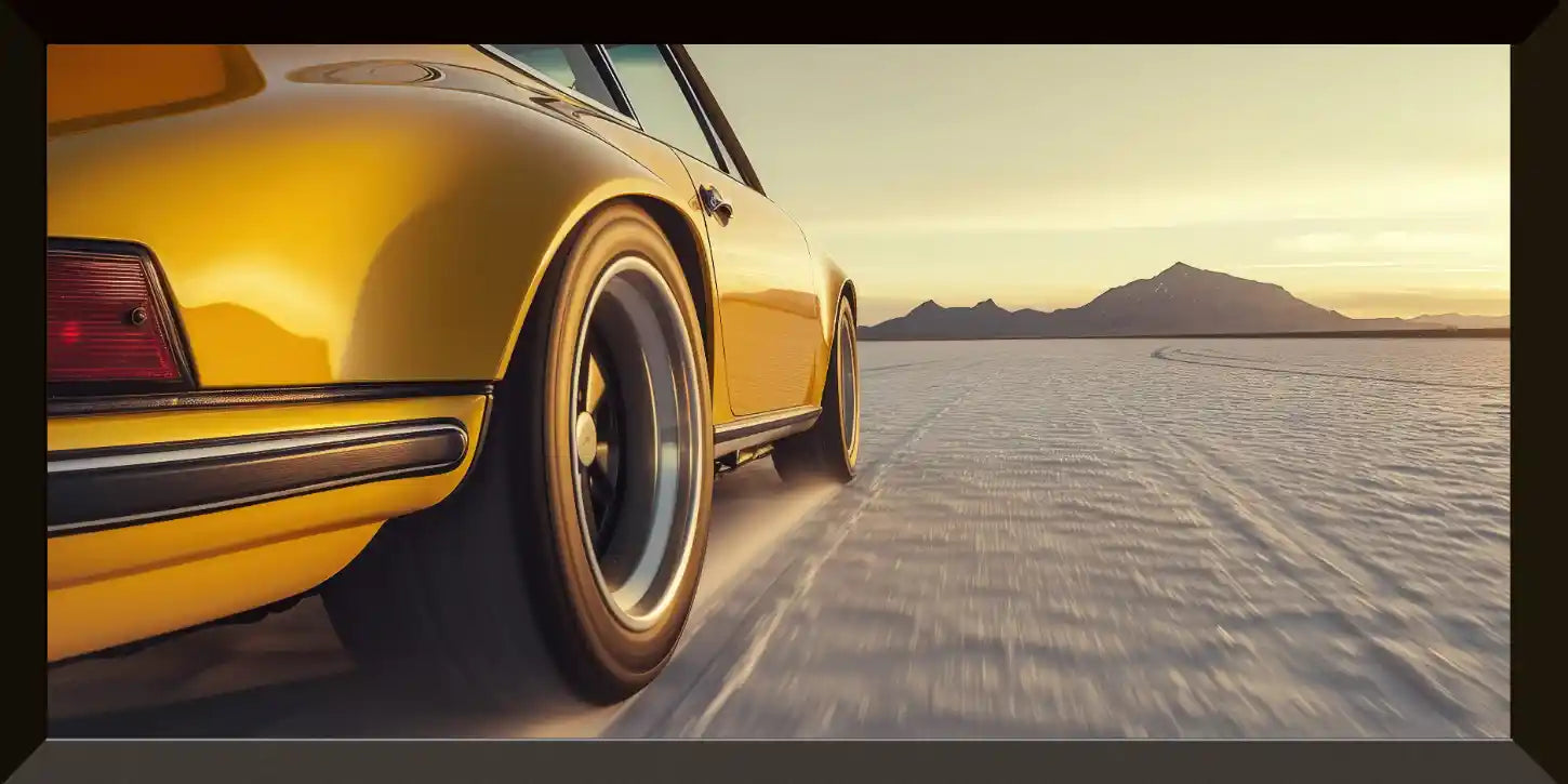 Coche amarillo en salinas