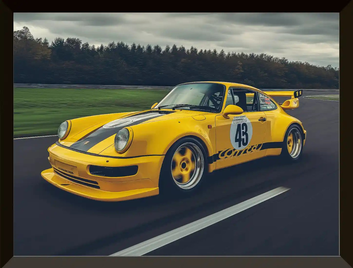 Coche de carreras amarillo en la pista