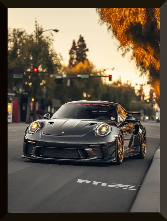 Coche deportivo negro en la calle