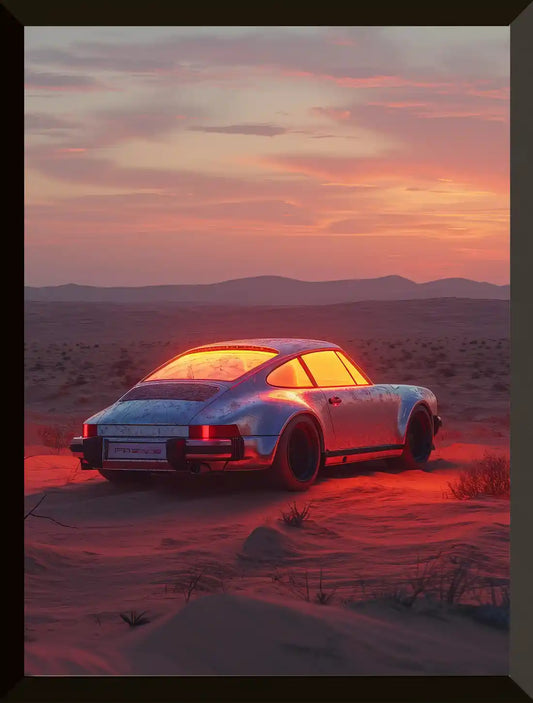 Coche en el desierto al atardecer