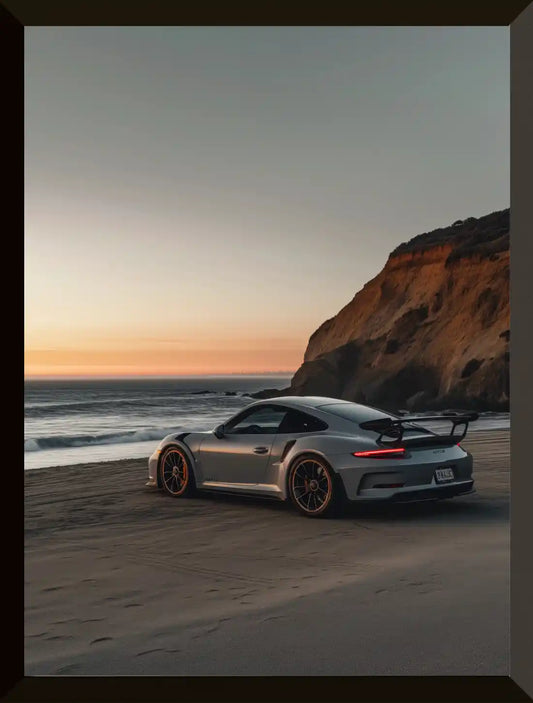 Coche en la playa al atardecer