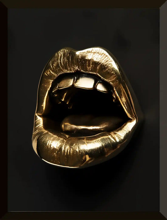 Escultura de labios dorados sobre negro