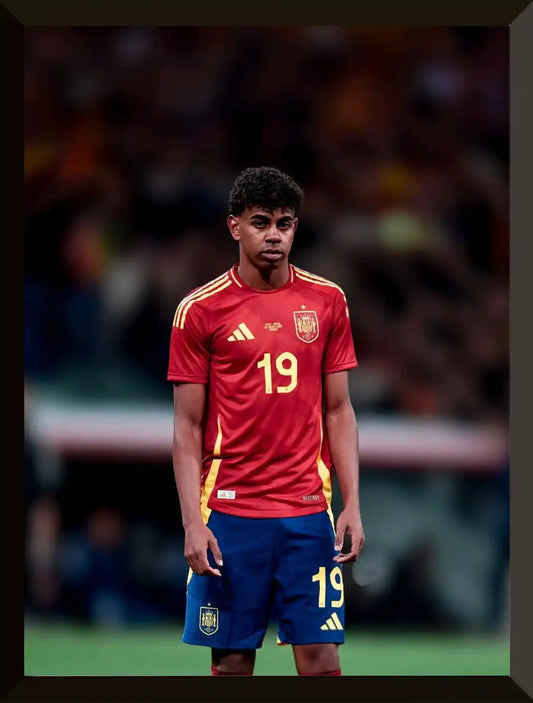 Jugador de futbol con camiseta roja